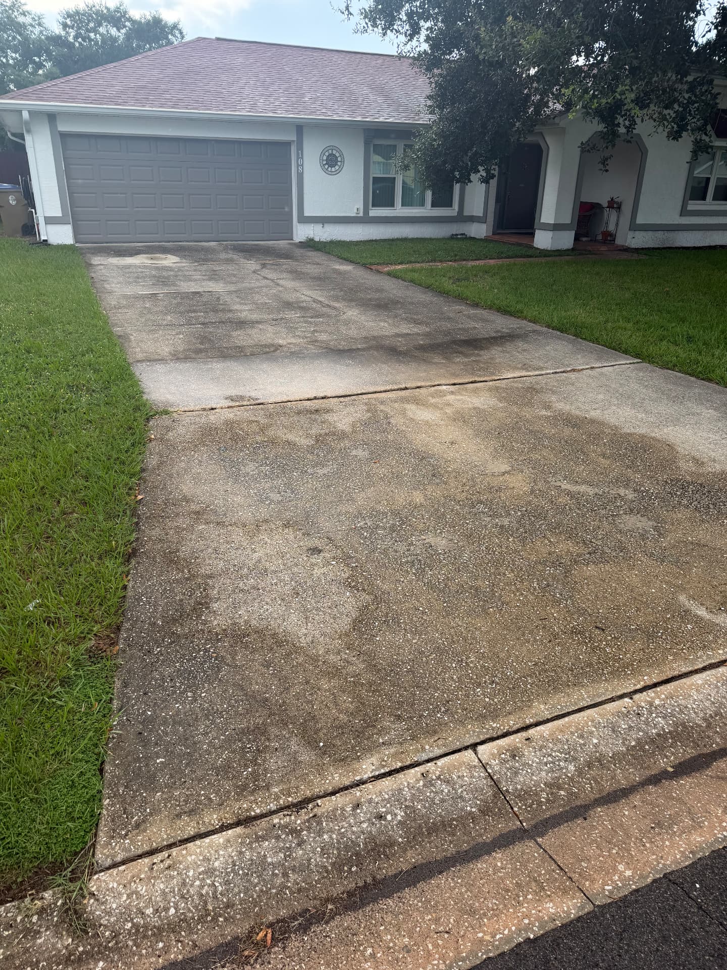 Concrete driveway pressure wash before